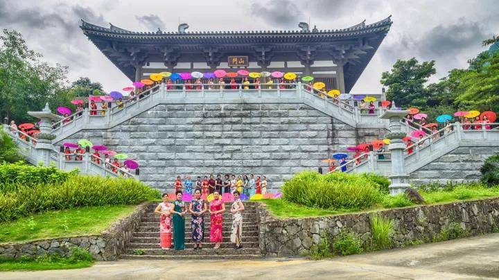 徒步悬空栈道,观瀑林大峡谷,千年古寺祈福.