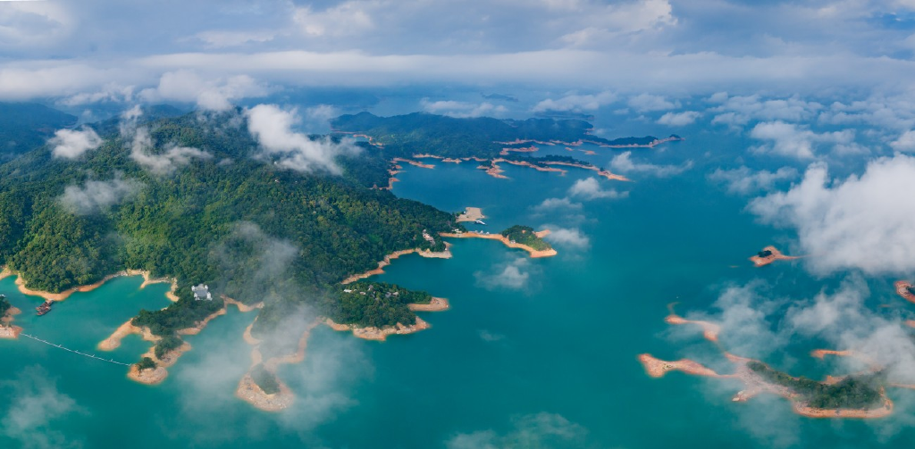 休闲徒步万绿湖,华南地区第一大湖,又名新丰江水库,是华南最大的生态