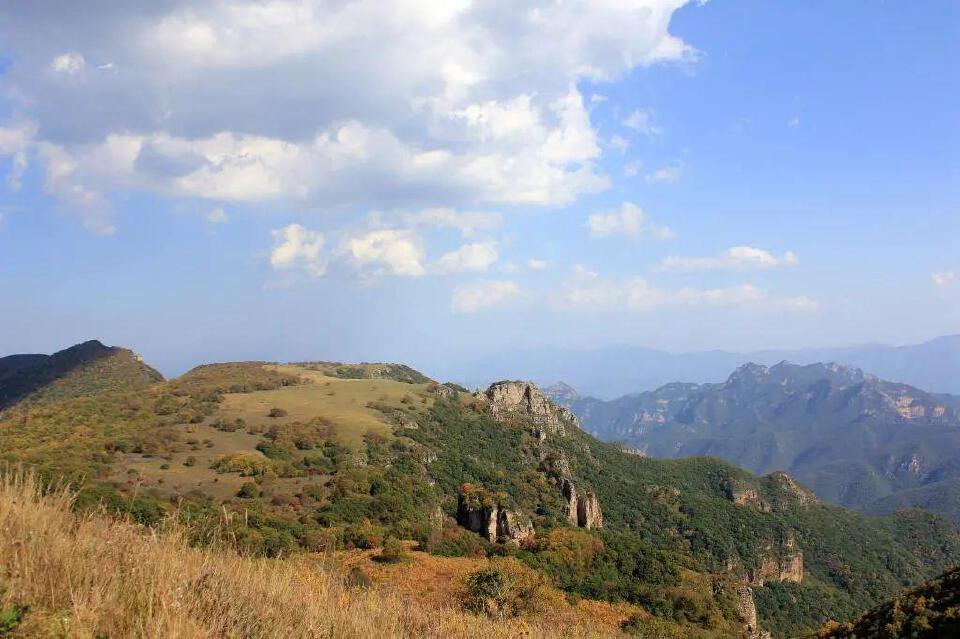 黄草梁自然风景区位于门头沟区西部.东南距大峪约43公里.