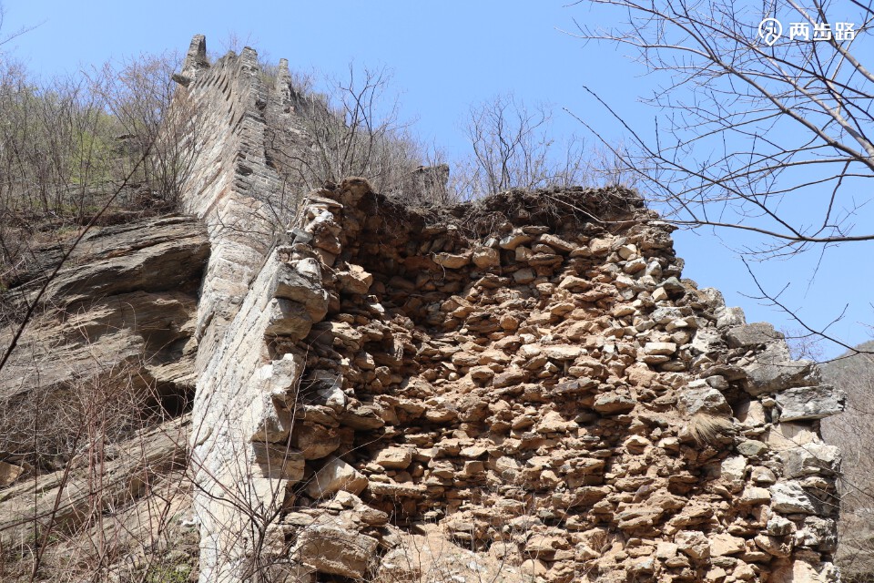 西侧的墙体,就倚靠在危绝倒悬的山岩之侧.