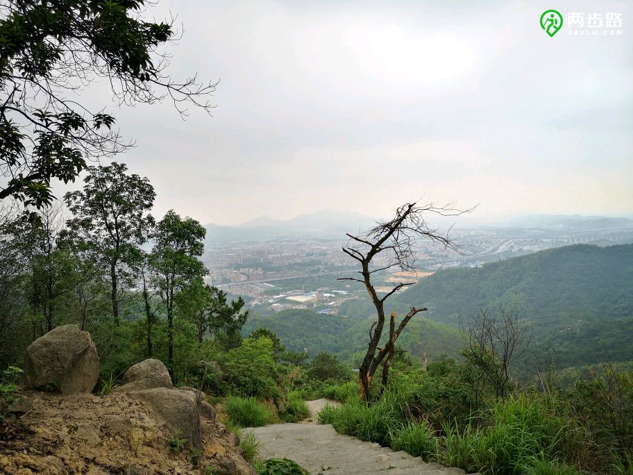 廣清高速,遠望三山矗立(清遠王子山,花都王子山,牙英山在盤古王山的