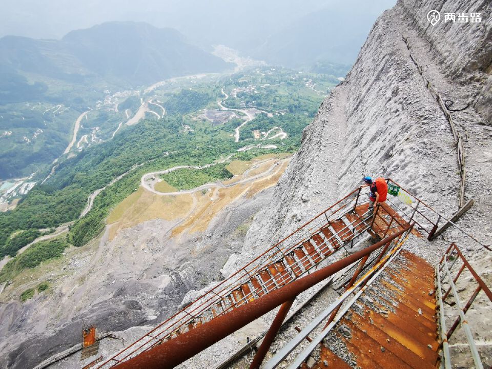 南川甄子岩绝壁天梯徒步