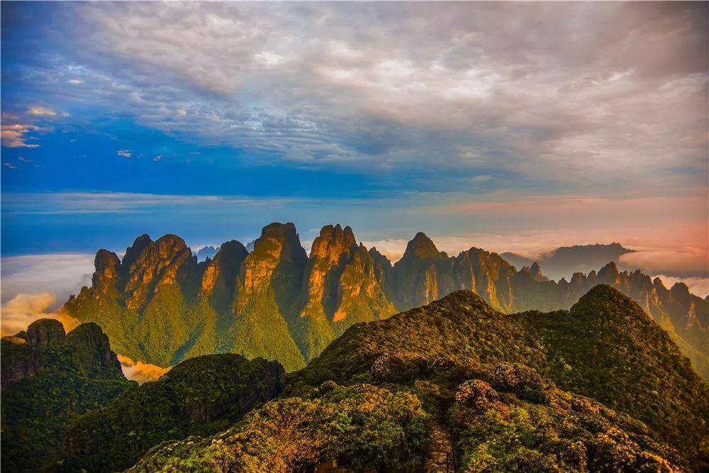aa约伴轻装广西金秀圣堂山(含驴友线的凿洞石壁,近距离看五指山) 广西
