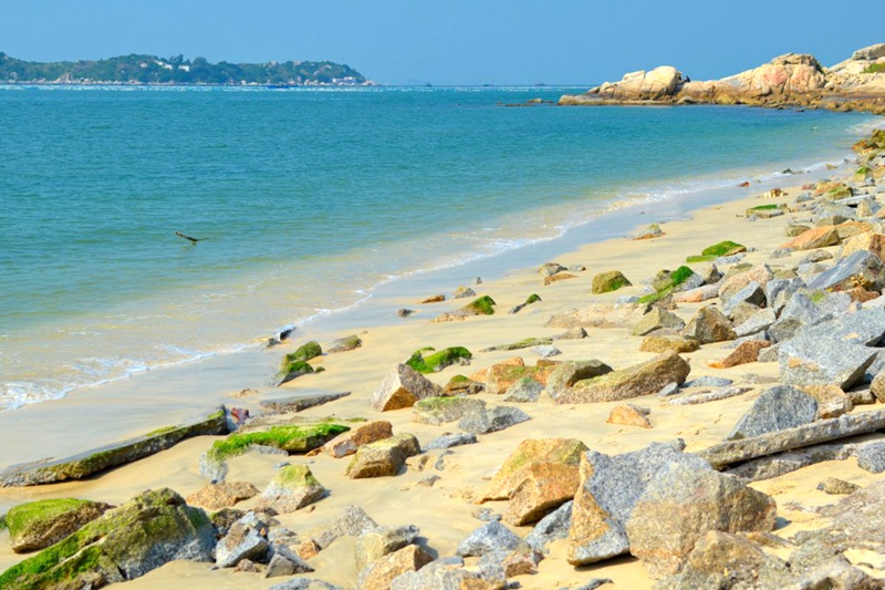 碧甲湾;它是巽寮湾仅存的尚未开发的海滩,也是情侣必去之地,也叫情人