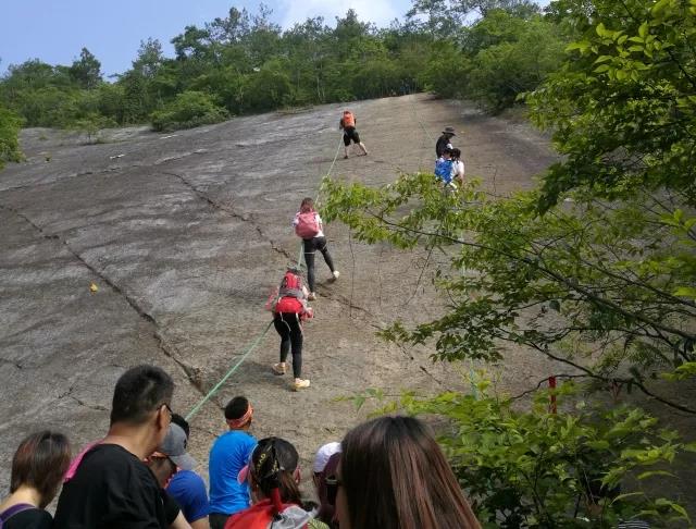 探洞露營篝火燒烤翻越豹子崖探洞速降紀龍山