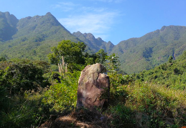 是粵東沿海第一高峰蓮花山脈南段的主峰是嶺南四大東北走向山脈之一