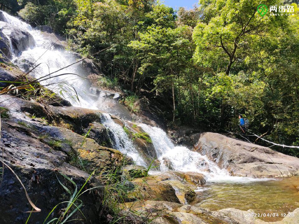 探完路,下到蓬萊山莊幹兩公里水泥路,那水泥路給我整蒙了,路上的車