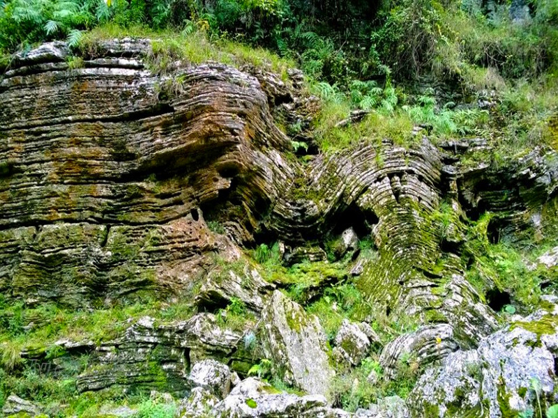 它結構複雜多樣沿途風光秀麗,在它的遺址上溶洞,陡崖,坍蹋的巨石比比