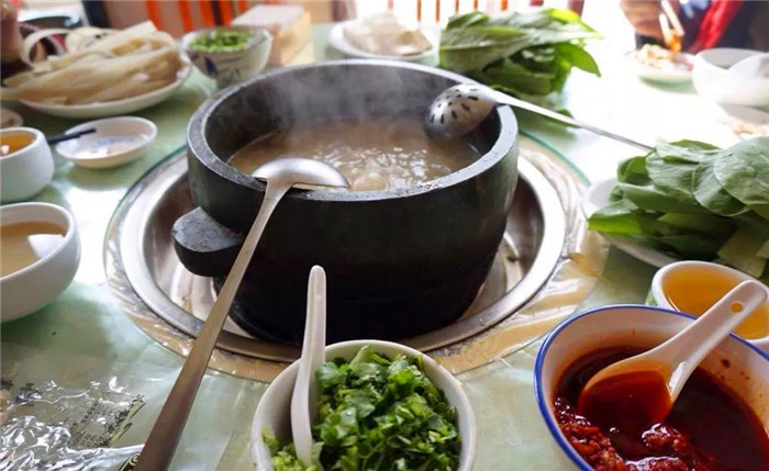 西藏林芝地区著名美食,以手掌参和土鸡为原料,经石锅慢火炖制的鲁朗