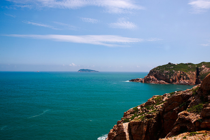三门岛位于深圳大鹏湾与惠州大亚湾的交汇处,属于惠州市大亚湾,临近