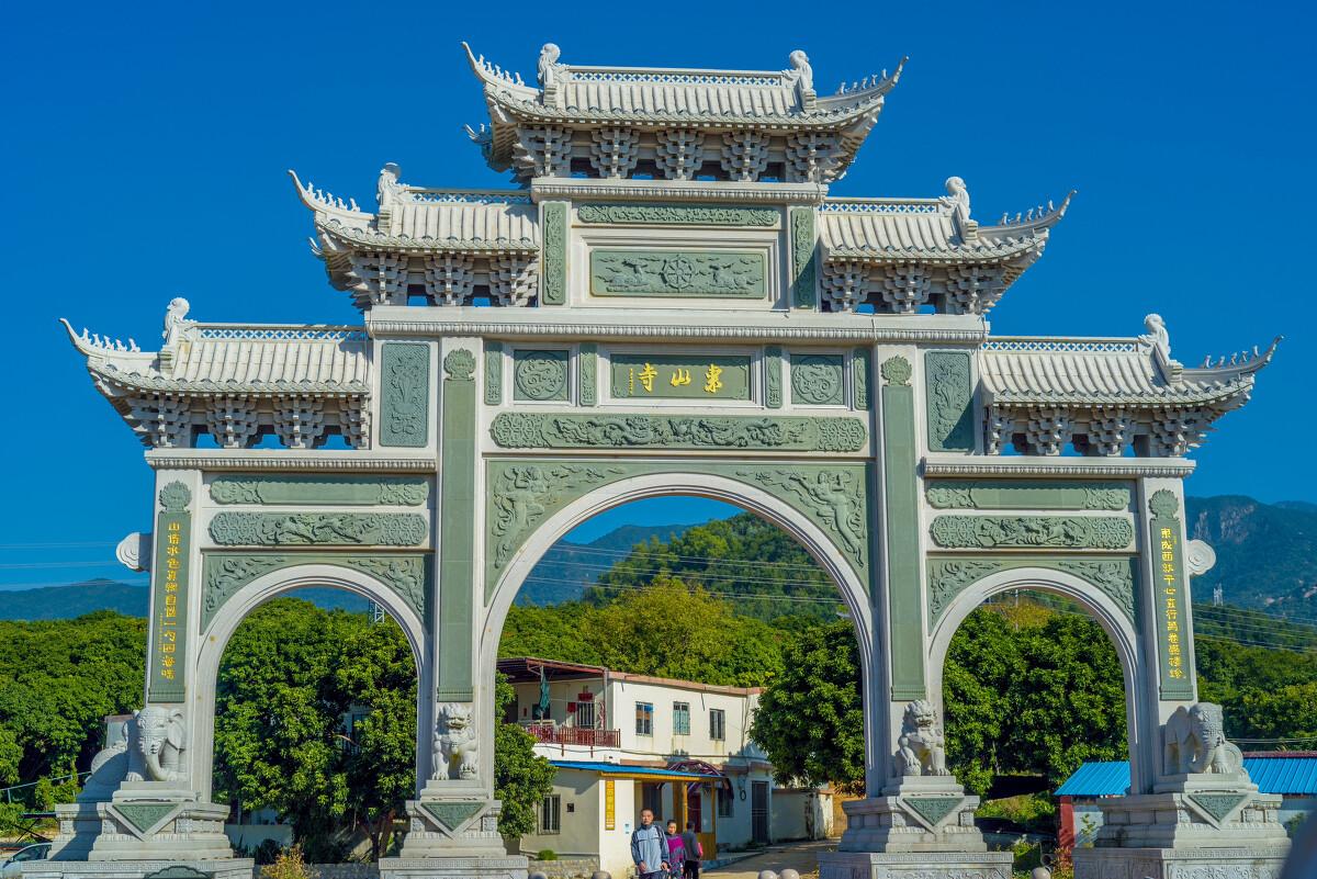 例如:全程11公里,计划6小时完成东山寺—排牙山登顶—东1峰—东2峰