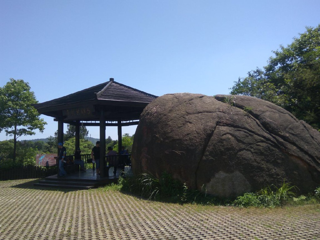 东鹜山,地处宁乡县西南的灰汤镇境内,位于雪峰山脉东麓宁乡,湘乡和