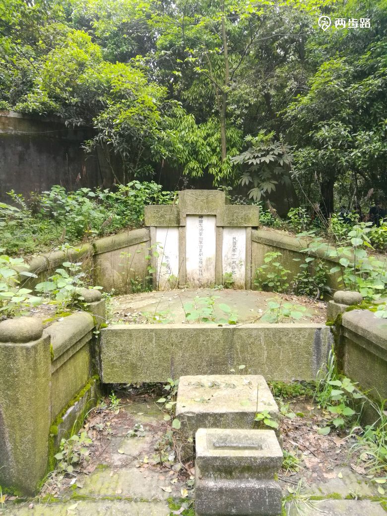 岳麓山探访名人墓