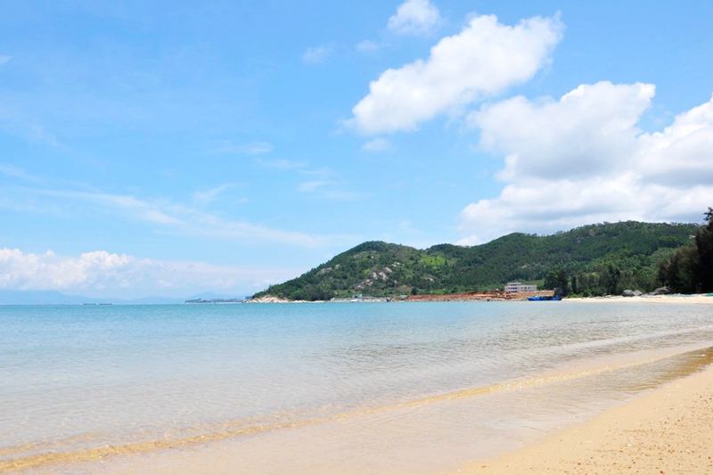 惠东情人湾海岸线位于惠东半岛,起点在平海发电厂附近,徒步终点为惠东