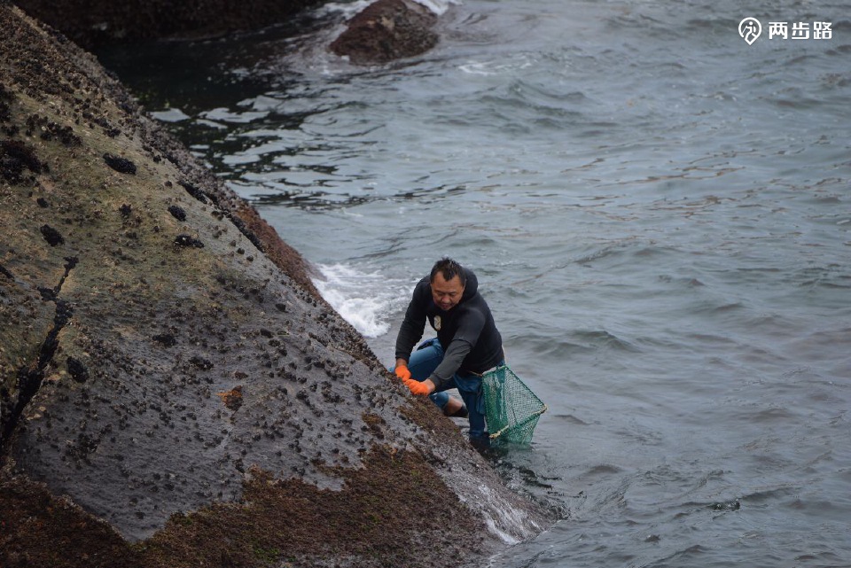 95平方公里,常住人口几十人.它位于中国大陆东端,身处大海,四周被东海