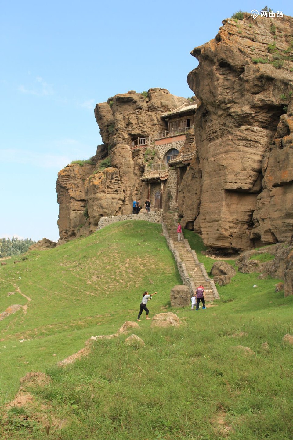 阳高洪门寺,为道士王继伦在此凿洞修炼的一座寺院.