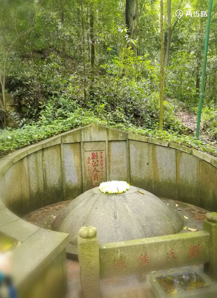 岳麓山探访名人墓