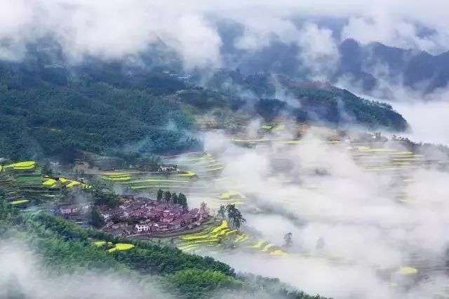 群峰崢嶸,怪石林立,溝谷幽濘,潺潺注水,飛泉瀑布,雲海變幻,山裡人家