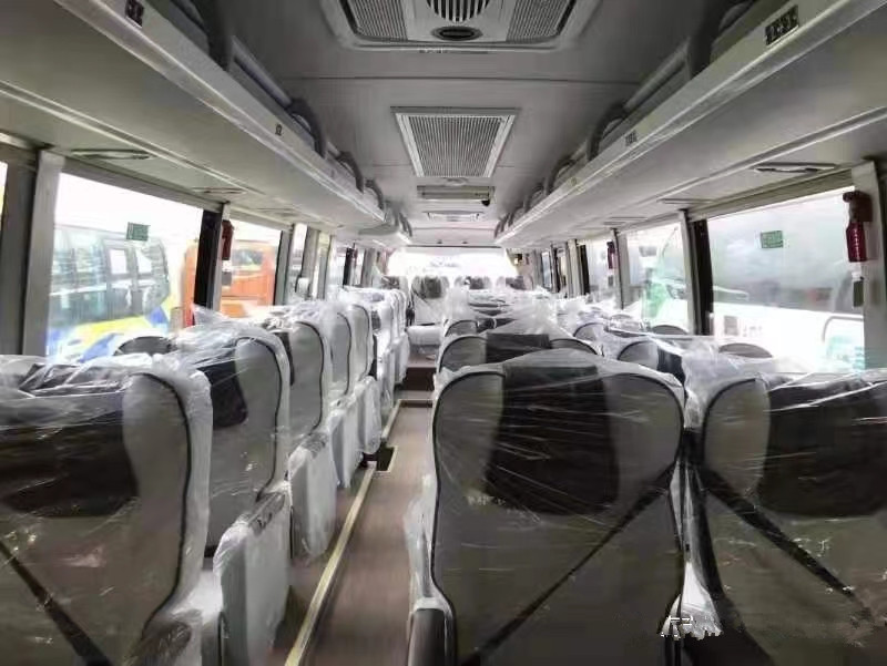 30人以下用2 1航空座椅大巴车,30人以上用53座大巴车,保证车内宽松