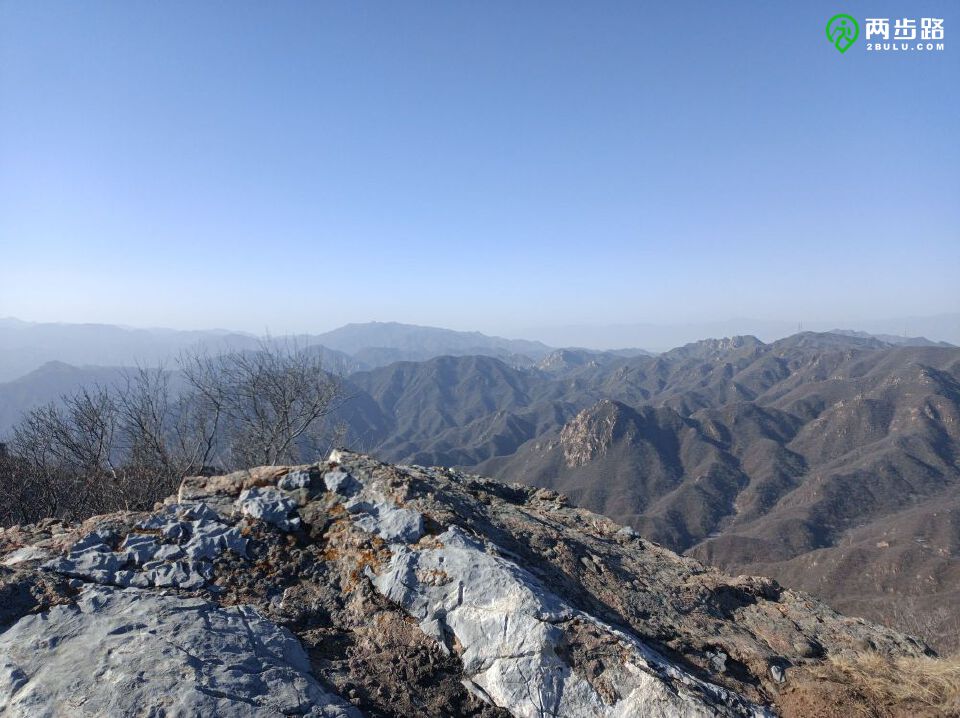 磨盤山次峰,海拔約1048米(磨盤山西側的次峰,山頂為一處巨石平臺,實測