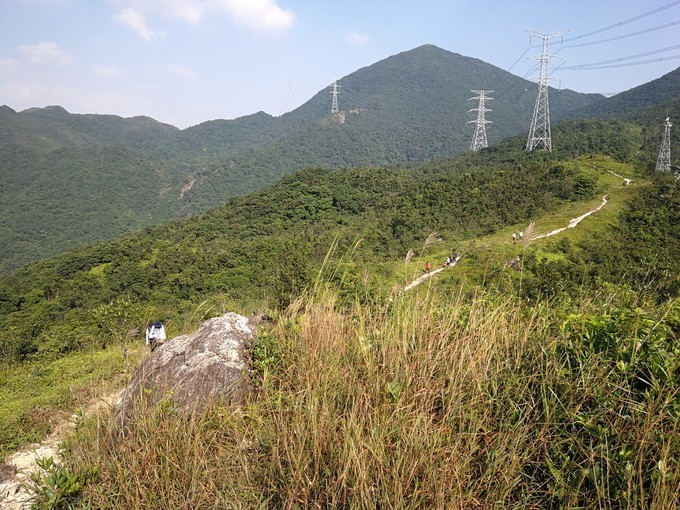 远观山脊线有电线塔