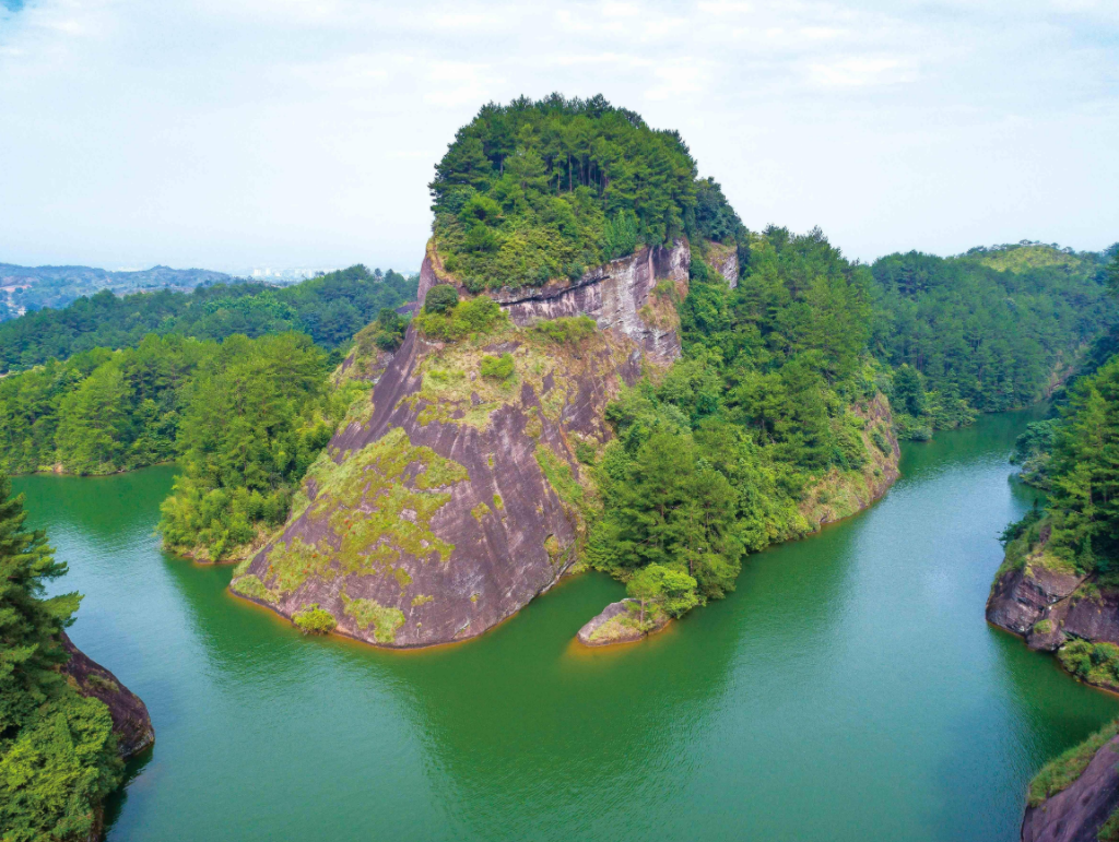 玉女峰形象是武夷山景区的招牌,这里主要作为观景点,拍照一定要到九曲