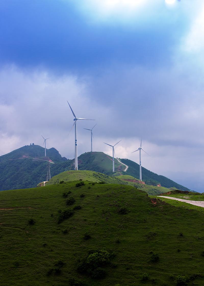 风车山徒步新兴风车山俯瞰壮丽风车群