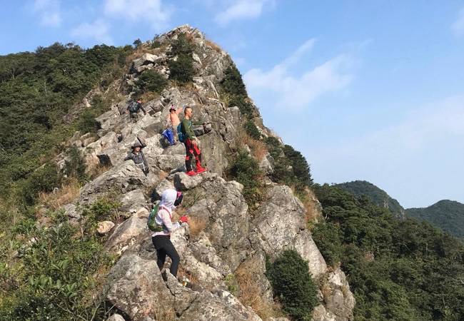 立于排牙山牙尖看景的人
