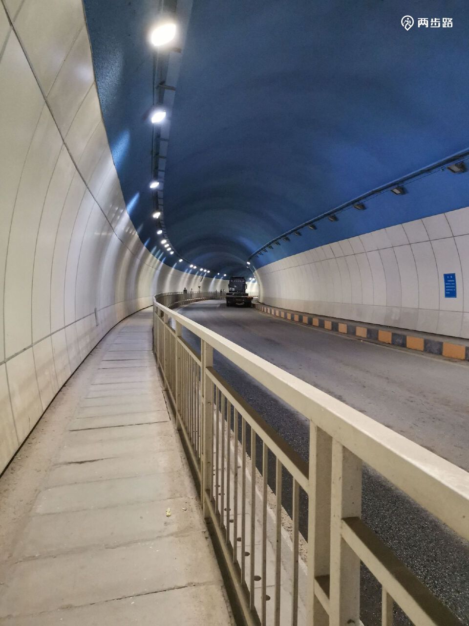 出隧道到达大梅沙附近,翻越结束距离起点18.96km 当前海拔0m