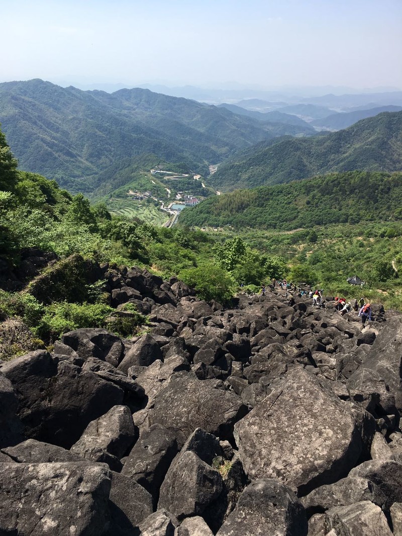 赏千亩油菜花梯田攀冰川遗址覆卮山石浪群