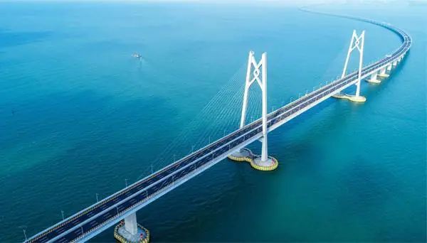 海上看港珠澳大桥
