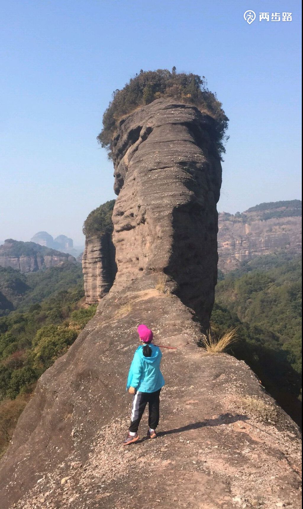 工造就了今日丹霞山奇特的地质地貌,远近闻名的景观便有僧帽峰,阳元石