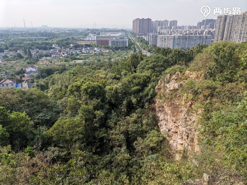 吉山失考墓石刻,位于江宁东善桥附近,现存一对武将和一个石马,石刻