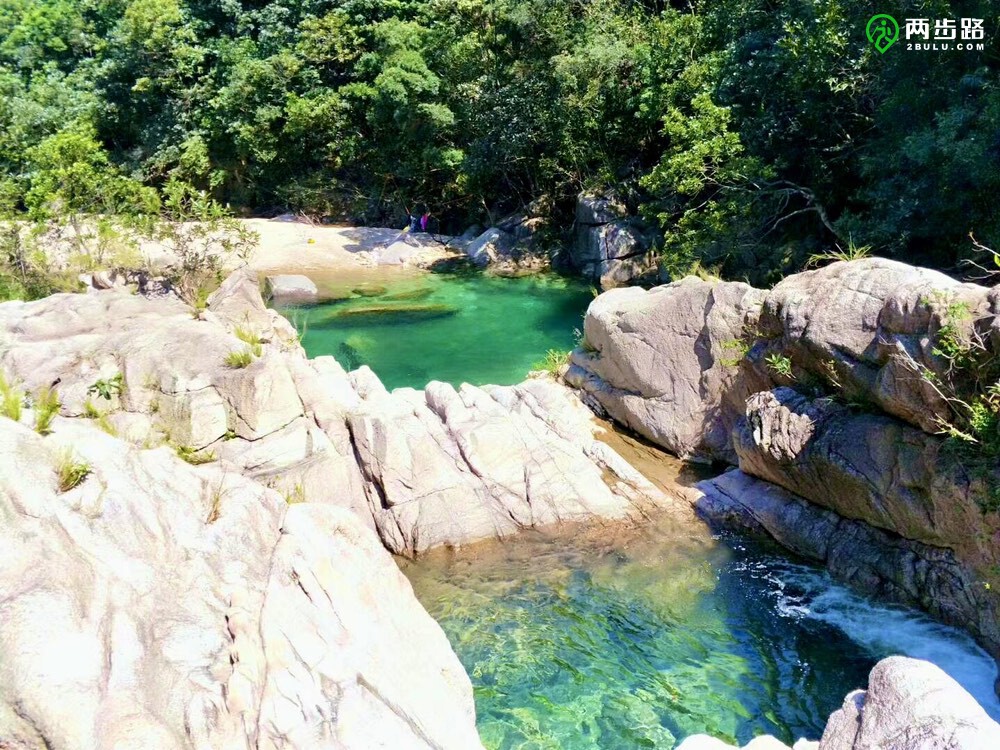 瀑布为台山赤溪八景之一,坐落于赤溪半岛西部的高耸壮丽的曹峰山下