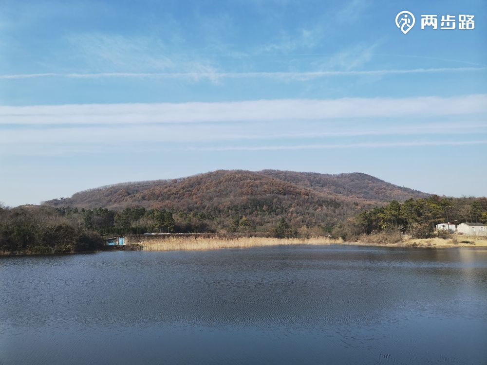 吉山失考墓石刻,位于江宁东善桥附近,现存一对武将和一个石马,石刻