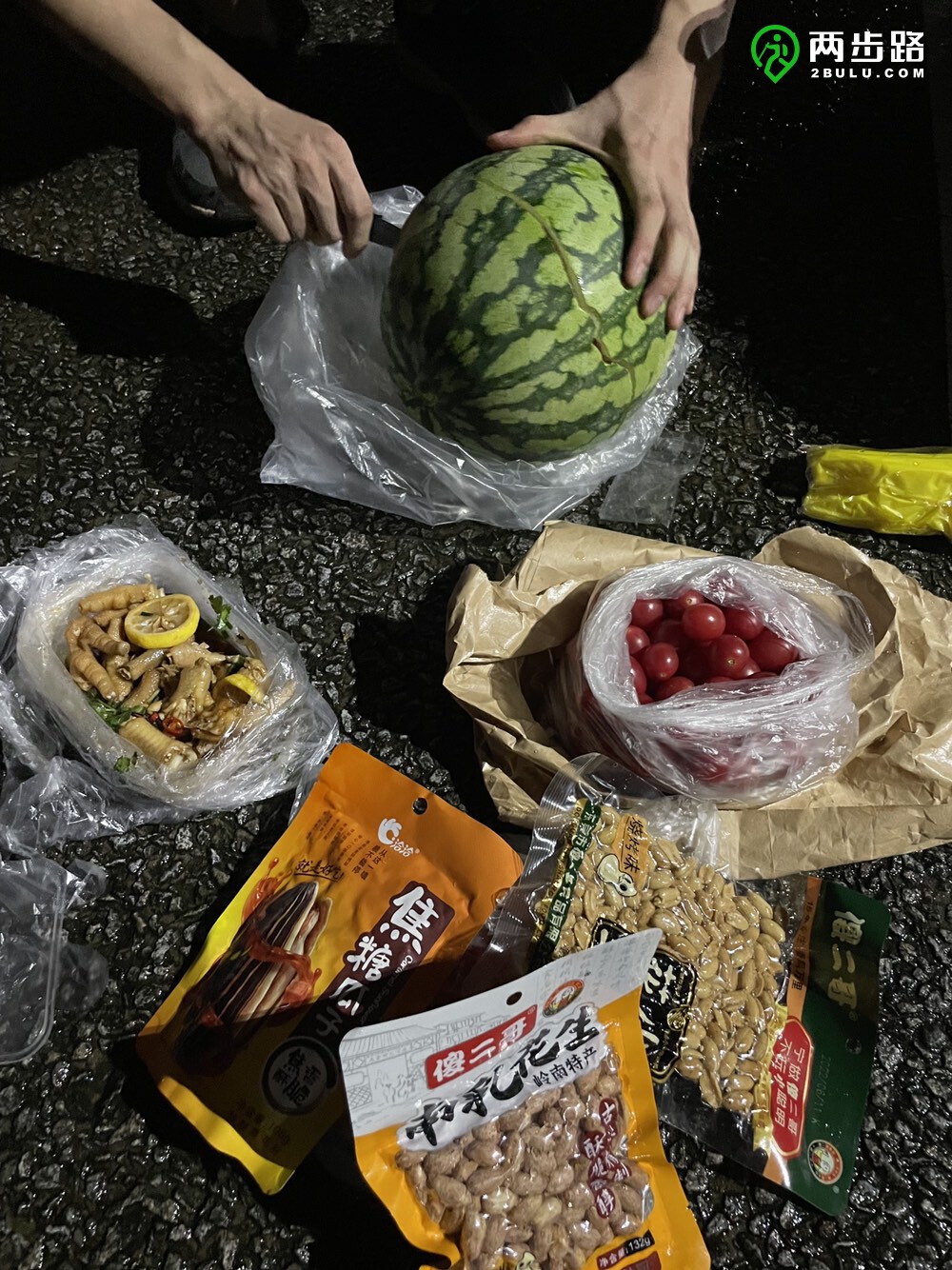 30白雲公園地鐵c口集合,人齊出發,最遲的背西瓜參與者自帶美食,零食