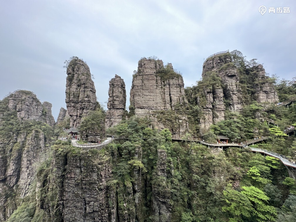海拔1377米,东与五指山相邻,南与朗冲隔空相望,西连石平顶,北毗邻圣堂