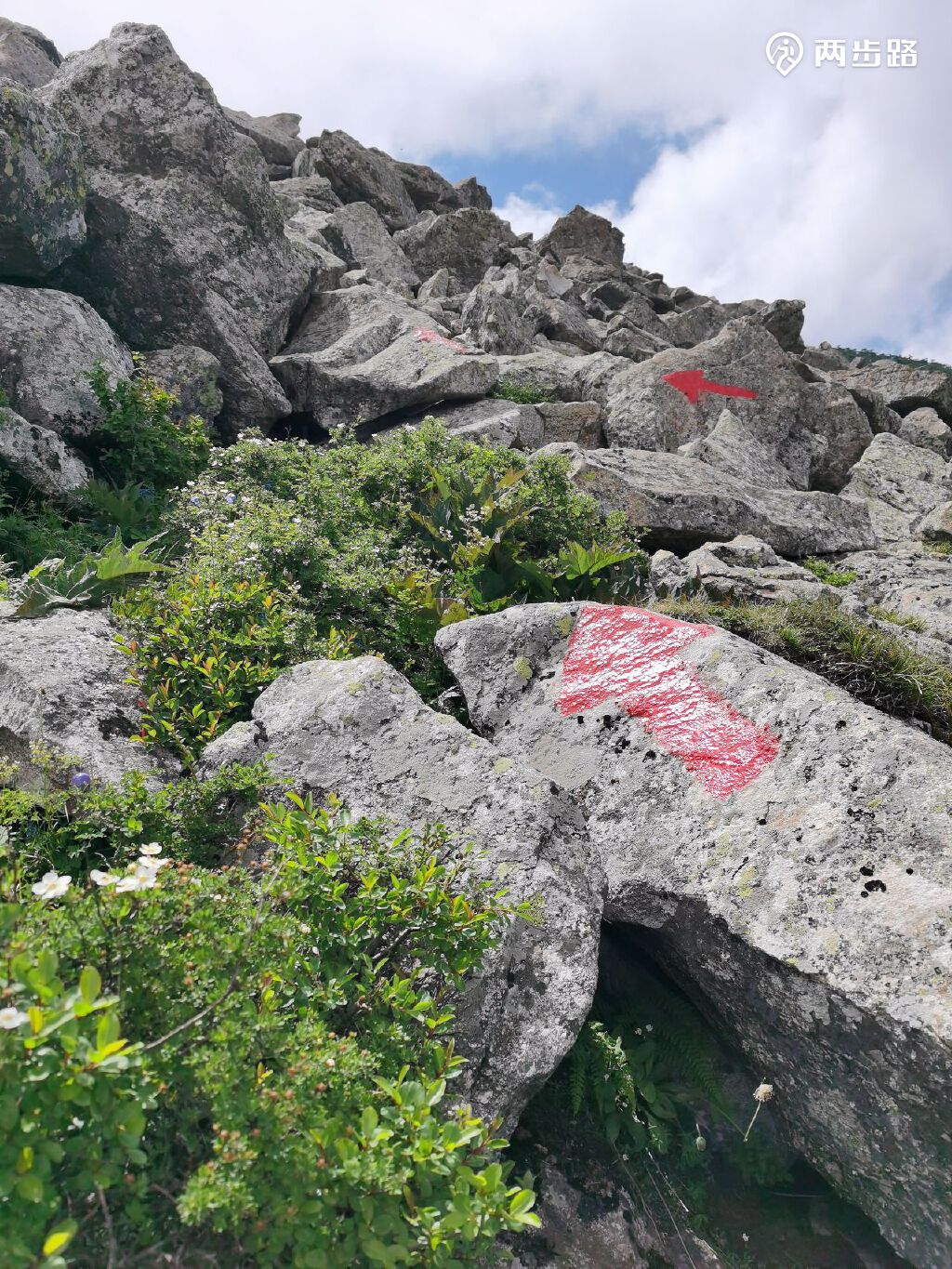 热身后,24:00开始爬山,途经冰晶顶～兵马营～跑马梁～鹿角梁～光头山