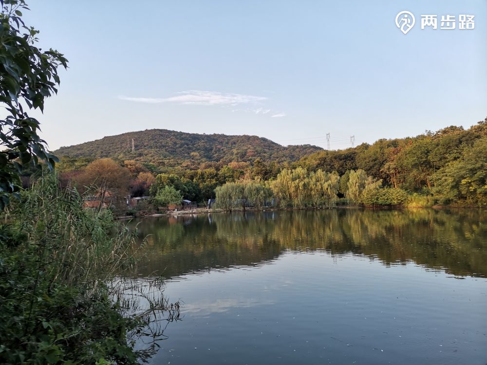 吉山失考墓石刻,位于江宁东善桥附近,现存一对武将和一个石马,石刻