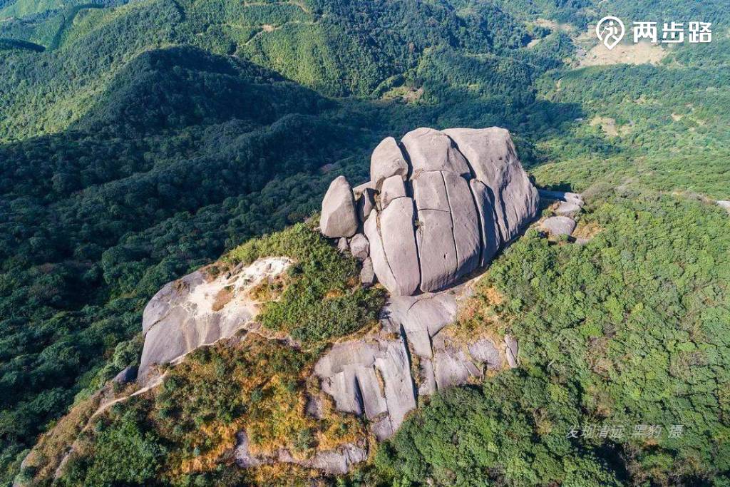 冷瓮顶,海拔1351米(山顶gps实测),位于肇庆市广宁县与怀集县交界处.