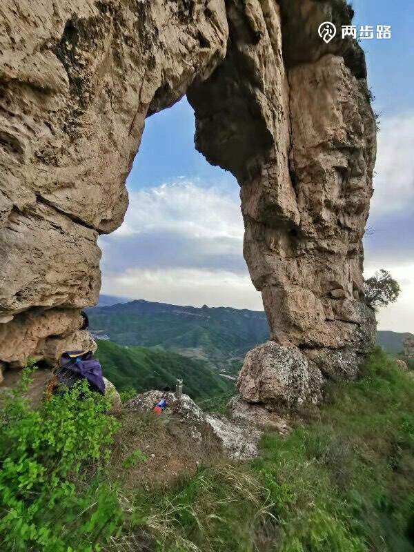 兴县石楼山象鼻石天门洞