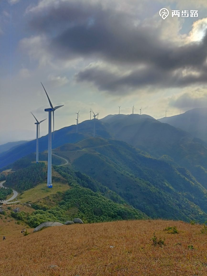 天露山新兴境内最高山,海拔1251米,北临新兴,南邻开平,此山形势巍峨