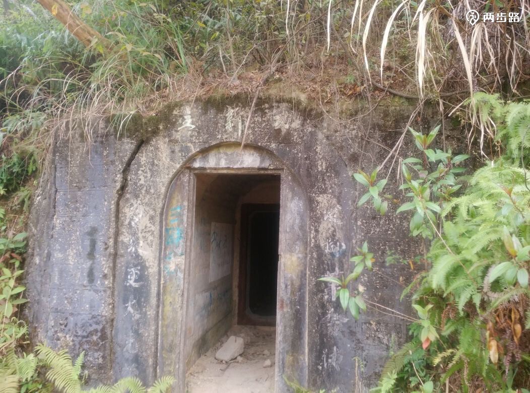徒步油麻山防空洞天坑