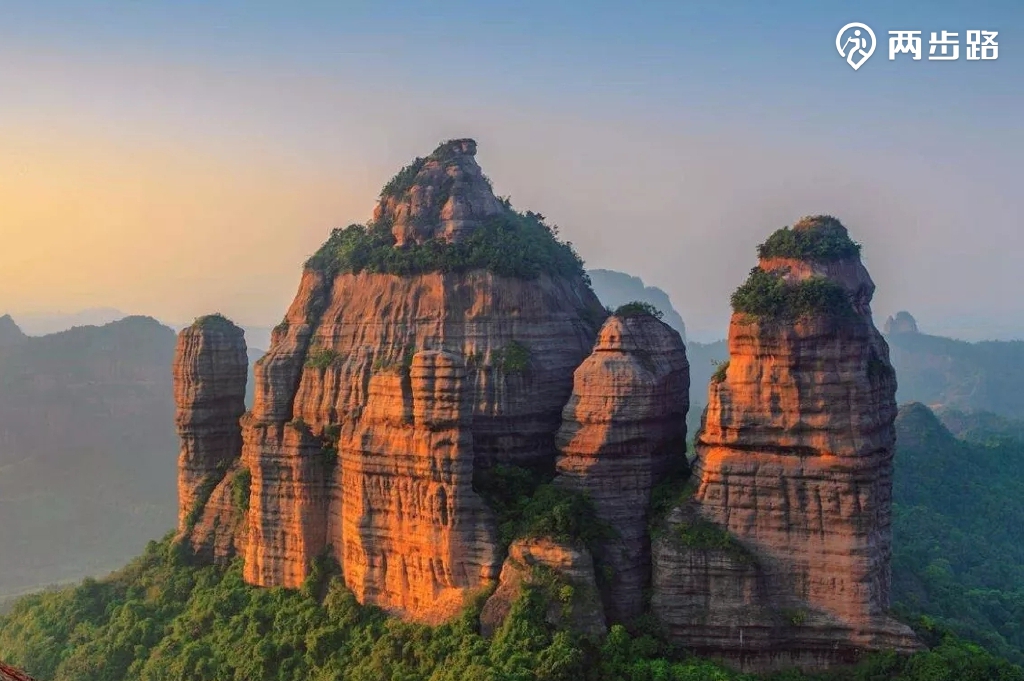 广东省韶关市仁化县和浈江区境内的丹霞山,为世界地质公园,世界自然