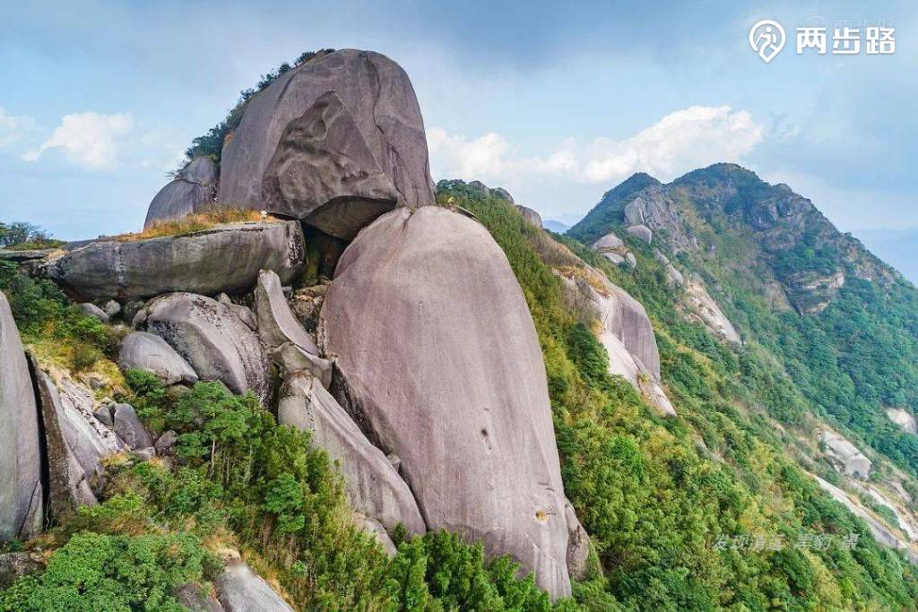 冷瓮顶,海拔1351米(山顶gps实测),位于肇庆市广宁县与怀集县交界处.