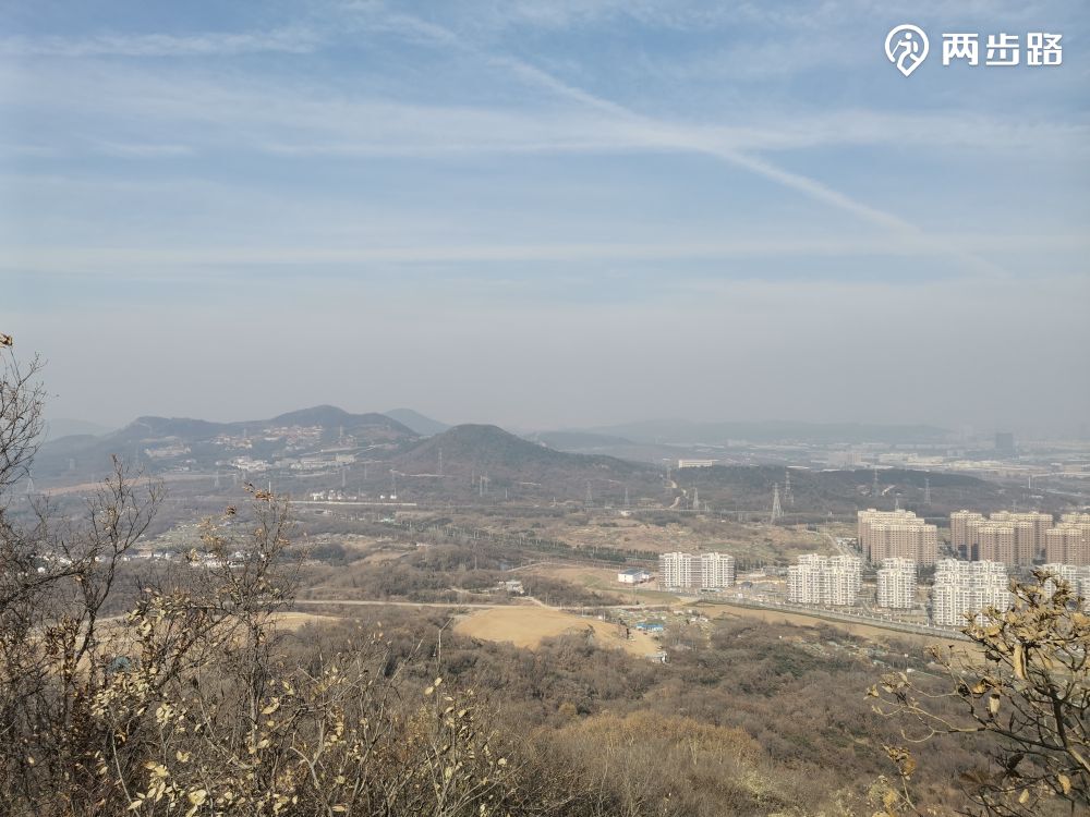 吉山失考墓石刻,位于江宁东善桥附近,现存一对武将和一个石马,石刻